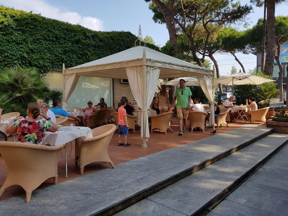 Villa Adriatica Ambienthotels Rimini Extérieur photo